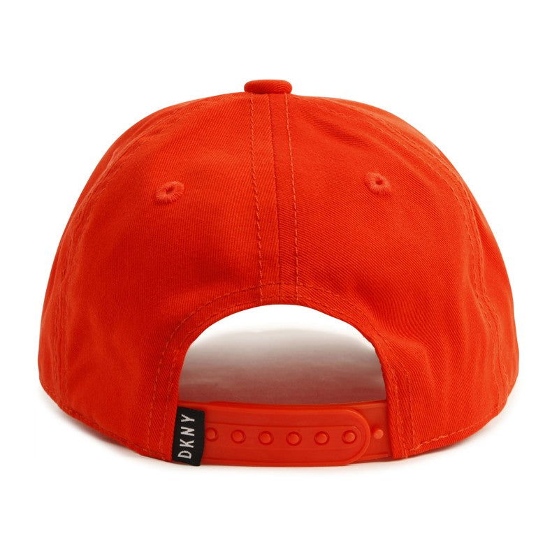 Czapka z daszkiem dziewczęca DKNY D21188-982 kolor czerwony - - #tag1# - #tag2# - #tag3# - #tag4#